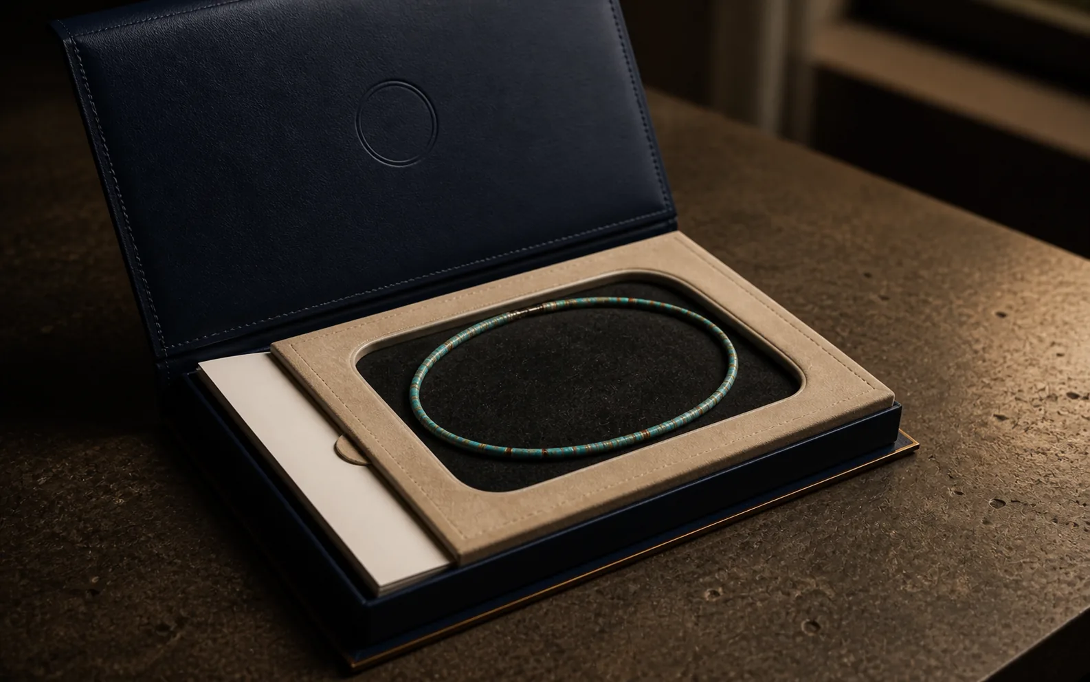 El collar dentro de su caja de presentación Atelier Numen abierta
