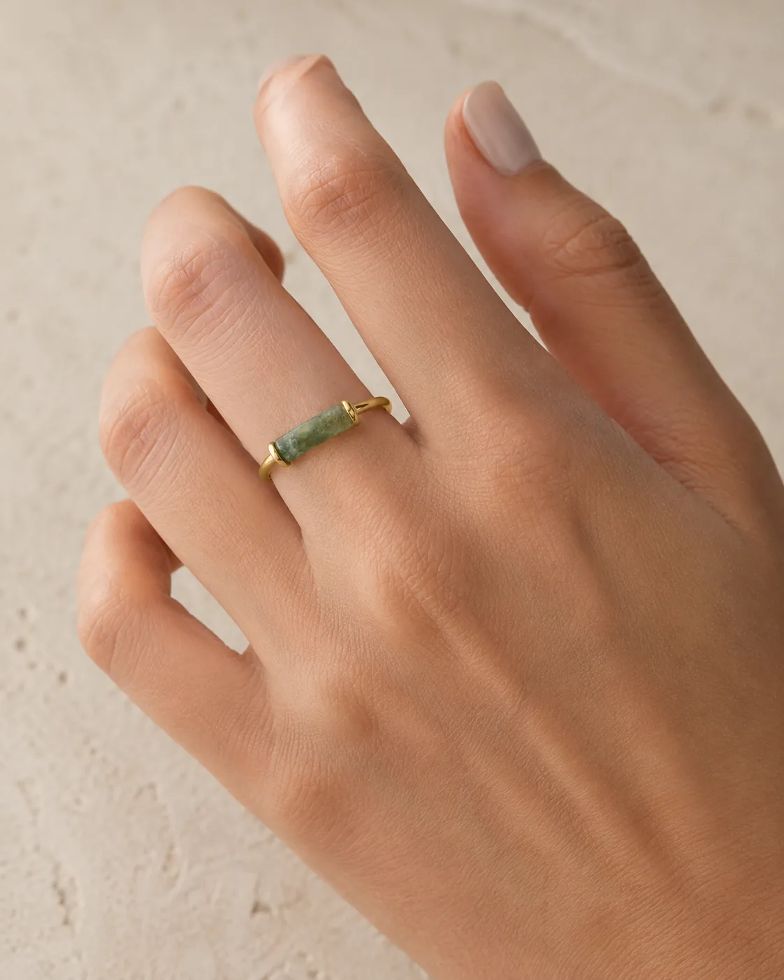 Mano con el anillo puesto, con el vitrum romano y sus dos retenedores de oro a la vista