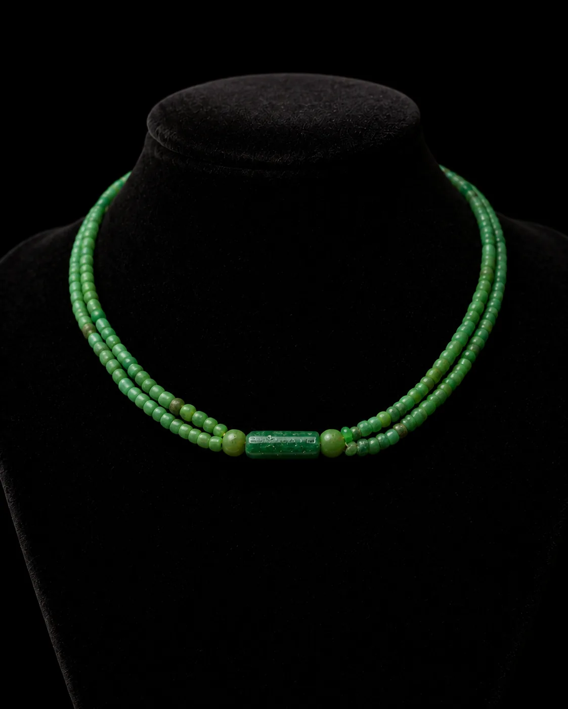 Collar romano fotografiado de cerca sobre un busto de terciopelo negro