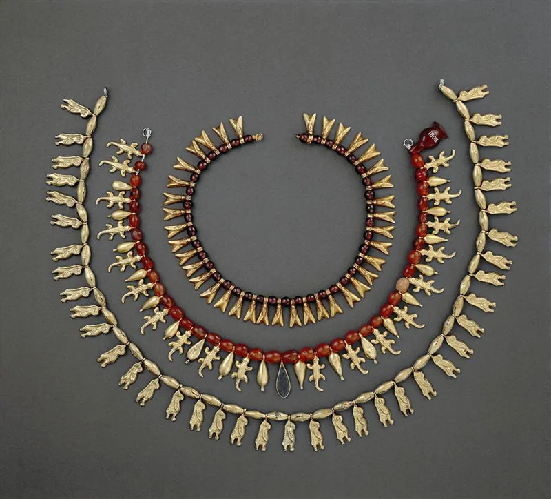 Conjunto de collares antiguos de oro, presentado como documento visual del atlas
