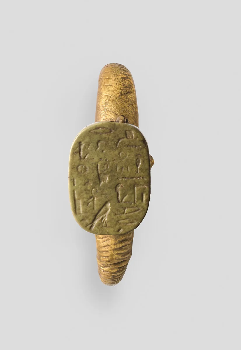 Pendiente de oro de época romana que monta una placa egipcia inscrita más antigua, Metropolitan Museum of Art