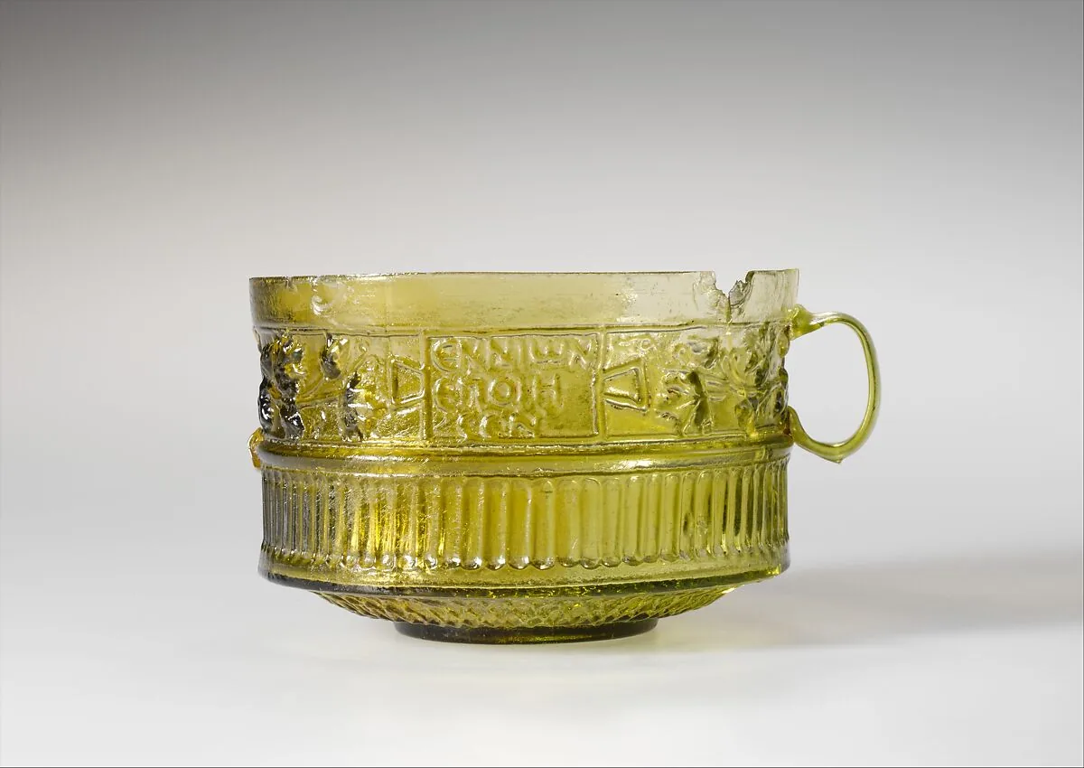 Copa romana de vidrio soplado en molde, de color amarillo verdoso, primera mitad del siglo I d. C.