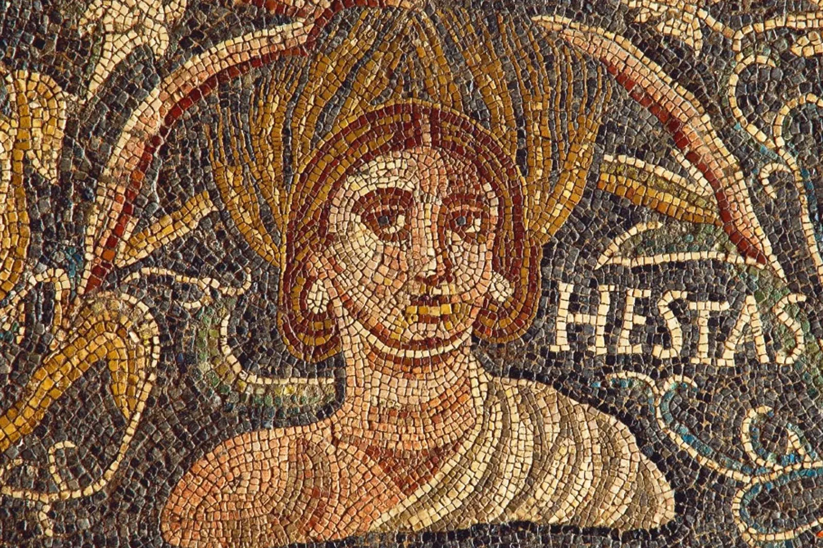Detalle de mosaico histórico de una mujer adornada